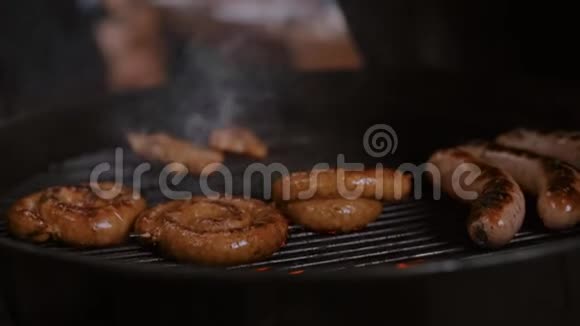 户外露台烧烤肉香肠视频的预览图