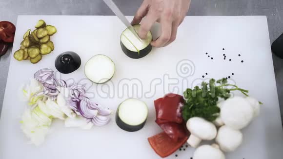 做茄子立方体的厨师的手视频的预览图