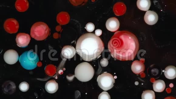 抽象背景丙烯酸红白蓝气泡在黑色油上混合视频的预览图