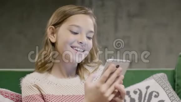 年轻女孩拿着电话通过视频通话视频的预览图