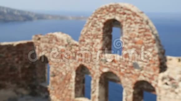 圣托里尼岛上的奥亚城堡与蓝色的大海相映成趣有切割窗户的石墙视频的预览图