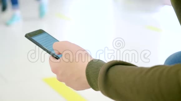 一个年轻人在购物中心使用手机视频的预览图