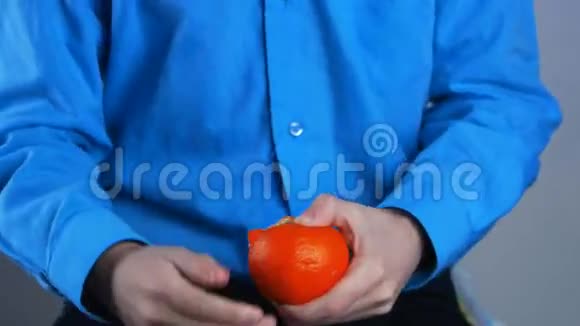 男孩在家里打扫橘子视频的预览图