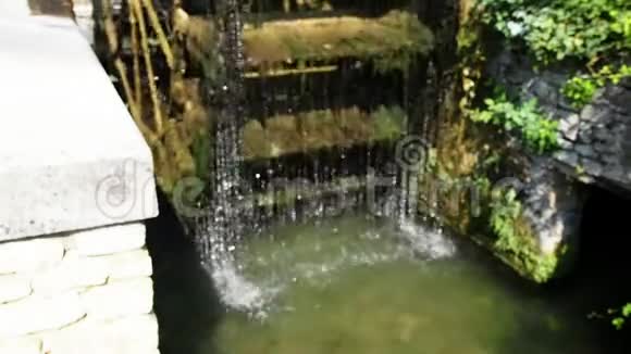 在4k的LaSorgue河上的水磨厂视频的预览图