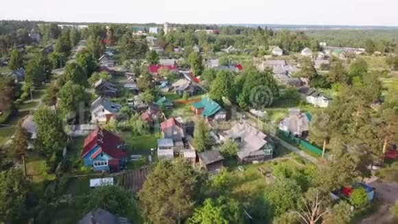 飞越低层木建筑村的尼古拉斯基列宁格勒地区附近的卡里亚视频的预览图