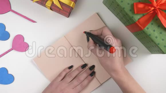 情人节插图女人的手一本深棕色的笔记本上写着减价10视频的预览图