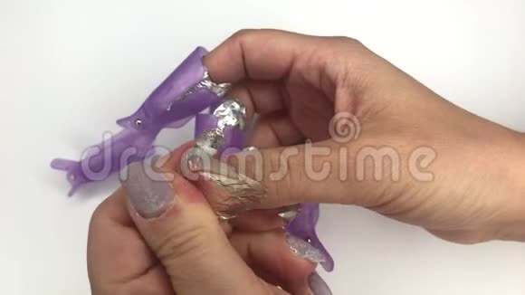 浸泡UV凝胶抛光去除女性指甲用棉垫包裹用丙酮和铝箔浸泡视频的预览图