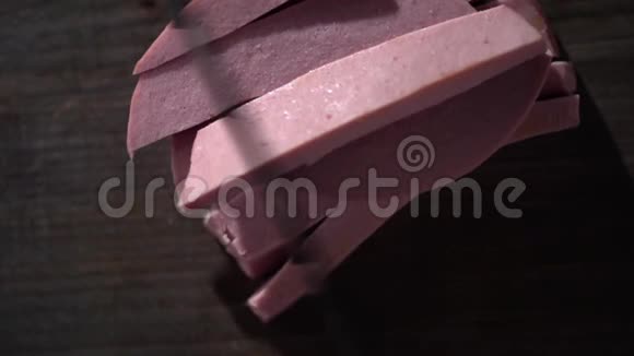刀刃的顶部视图将香肠切割在木板上视频的预览图