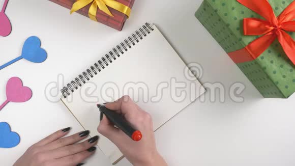 情人节插图女人手在笔记本上写字60fps减价40视频的预览图