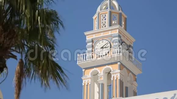 在圣托里尼岛的菲拉岛旅游和宗教的教堂钟楼和蓝天视频的预览图