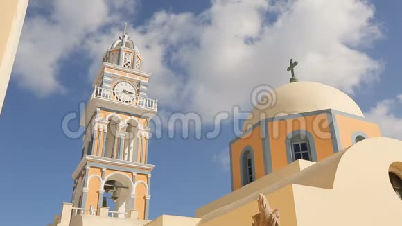 美丽的教堂在圣托里尼的Fira村有钟楼旅游视频的预览图