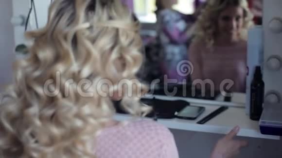 肖像美丽的模特儿在美容院炫耀她的发型视频的预览图