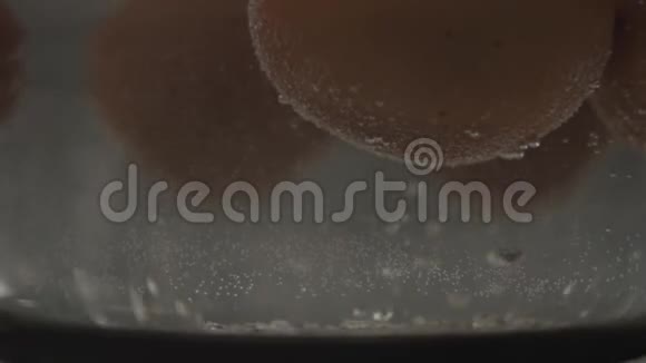 水在装有鸡蛋的玻璃容器底部沸腾视频的预览图