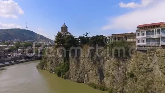 第比利斯的Metekhi教堂和Kura河格鲁吉亚的旅游观光视频的预览图