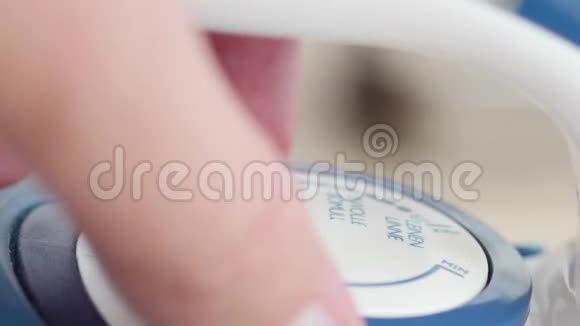 男性手指转动铁的温度调节器视频的预览图