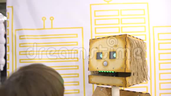 宝贝和机器人儿童与机器人机器人展览上一个好奇的男孩现代玩具儿童与未来视频的预览图