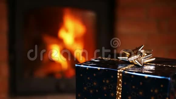 包装好的圣诞礼物在壁炉前旋转视频的预览图