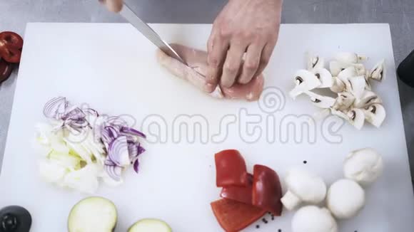 厨师手切鸡的最大景观视频的预览图