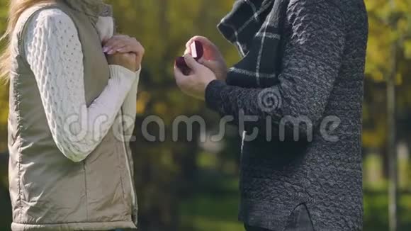 男子将订婚戒指戴在女性手指上订婚在秋园求婚视频的预览图