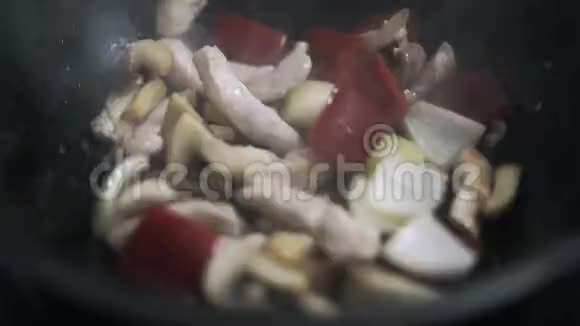 蘑菇鸡肉和洋葱炒锅视频的预览图