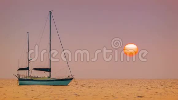 在海湾航行的游艇热带日落视频的预览图