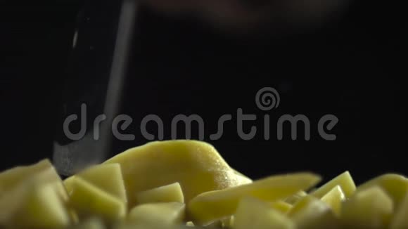 厨房的斧子把生土豆片切碎视频的预览图