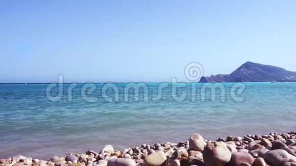 在西班牙科斯塔布兰卡的岩石海滩上地中海海浪拍打着视频的预览图