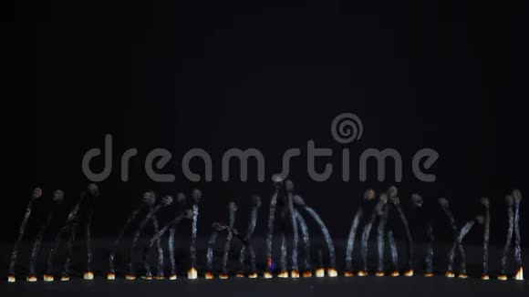 一个木制火柴火焰深色背景高清镜头视频的预览图