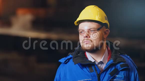 金属生产工人在他的工作场所视频的预览图