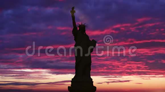 自由女神像日出时间流逝阳光照亮了自由女神像的火炬动画视频的预览图