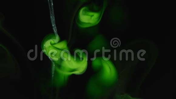 抽象背景绿宝石漆混合在黑水中视频的预览图