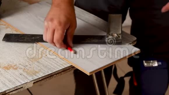 工人用铅笔在尺子上划一条线视频的预览图