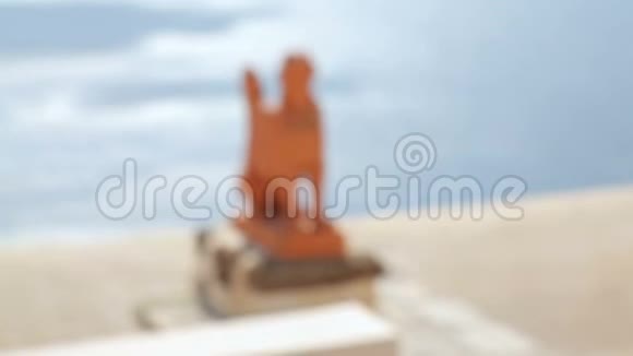 圣托里尼岛上的希腊狮身人面像映衬着蔚蓝的阳光大海旅游视频的预览图