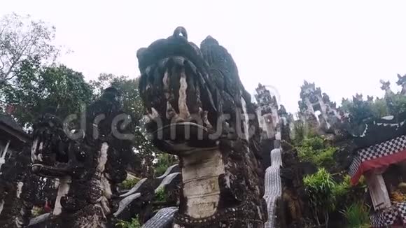 印尼巴厘岛雷姆普阳寺美丽的真实雕像视频的预览图