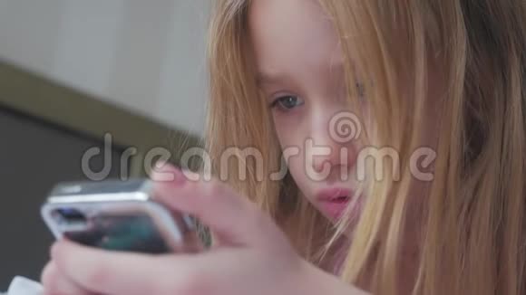 年轻女孩坐在床上用电话做网上购物网上购物的概念视频的预览图