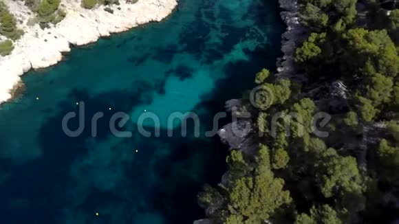 位于法国南部地中海的卡兰克斯风景区上空的空中剪辑视频的预览图