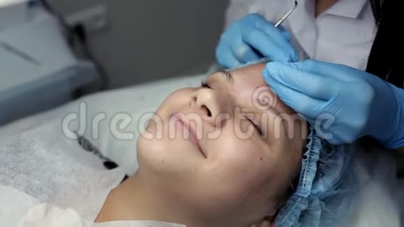 美容师用针扎在女孩脸上机械工作面清理程序视频的预览图