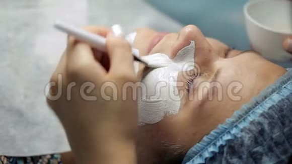 美容师把面具戴在客户脸上视频的预览图