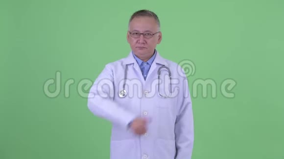成熟的日本男医生竖起大拇指视频的预览图