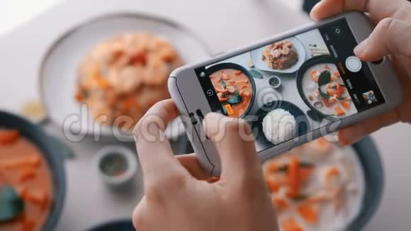 女性用现代智能手机拍照食物特写镜头4K视频的预览图