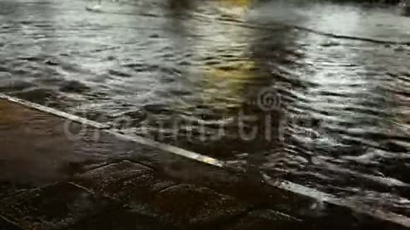 夜间降雨的洪水道路和人行道视频的预览图