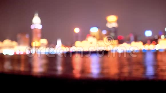 上海外滩潘4K电影慢镜头的模糊夜景视频的预览图