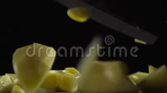 一把锋利的刀片把生土豆切成立方体视频的预览图