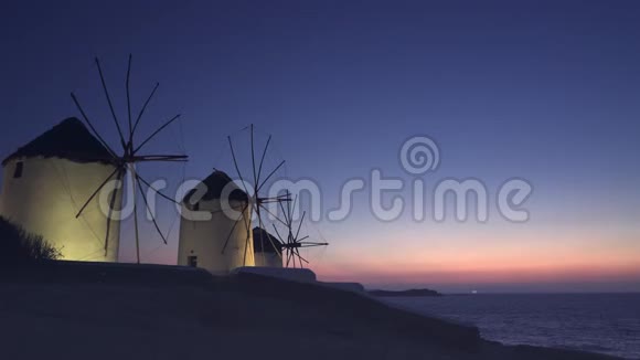 著名的希腊米科诺斯岛风车上美丽的日落视频的预览图