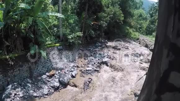 雨过后一条肮脏的河流从丛林中的群山中消失了视频的预览图