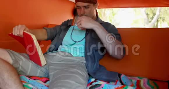 在露营车4k上喝咖啡的人在读小说视频的预览图