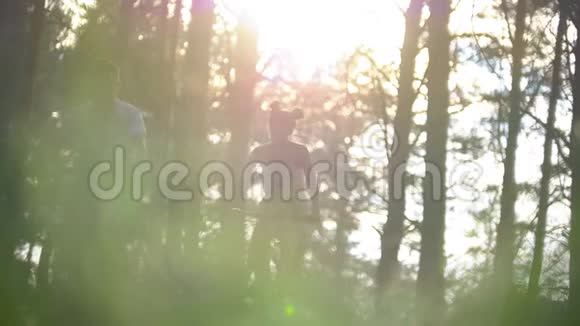 白种人年轻夫妇在森林里享受骑自行车的乐趣视频的预览图