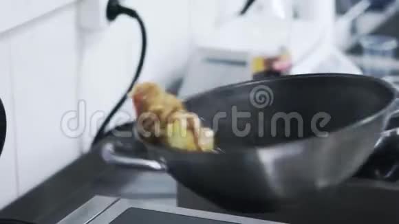 蘑菇鸡肉和洋葱在锅上油炒视频的预览图