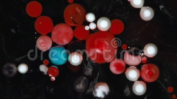 抽象背景丙烯酸红白蓝气泡在黑色油上混合视频的预览图
