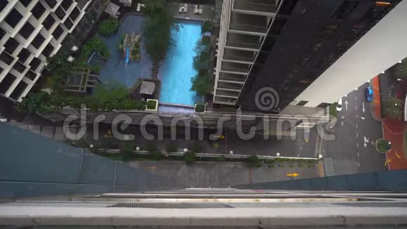 超级慢动作镜头的雨滴下降从摩天大楼的阳台上观看视频的预览图